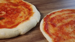 Abrir massa de pizza na mão