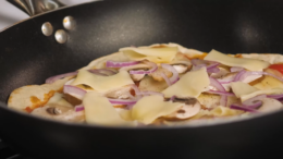 Assar pizza na frigideira