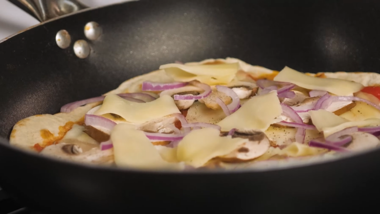 Assar pizza na frigideira