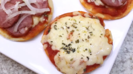 Assar mini pizza no microondas