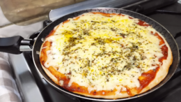 Assar pizza no fogão