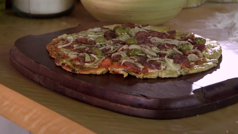 Como preparar pizza de calabresa