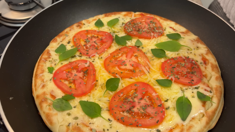 Como assar pizza na frigideira